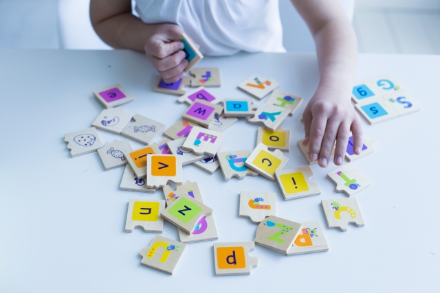 アルファベットのカードで遊ぶ男の子