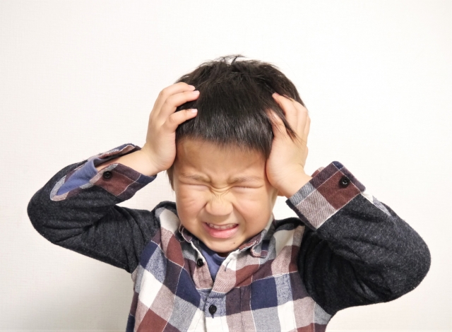頭を抱える男の子
