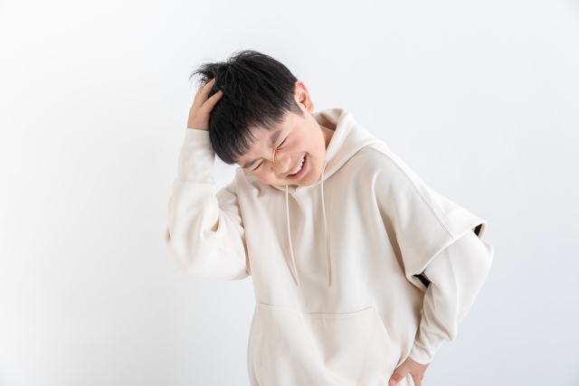 頭を抱える男の子