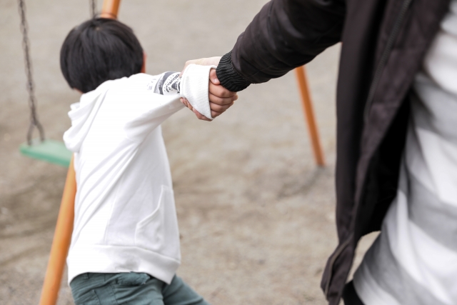 大人の手を引っ張る子供