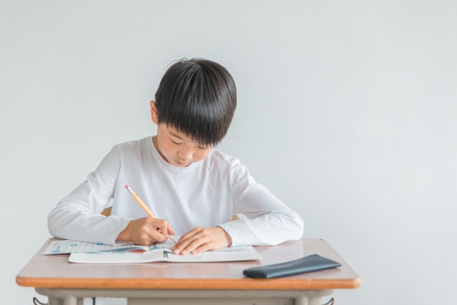 勉強している男の子