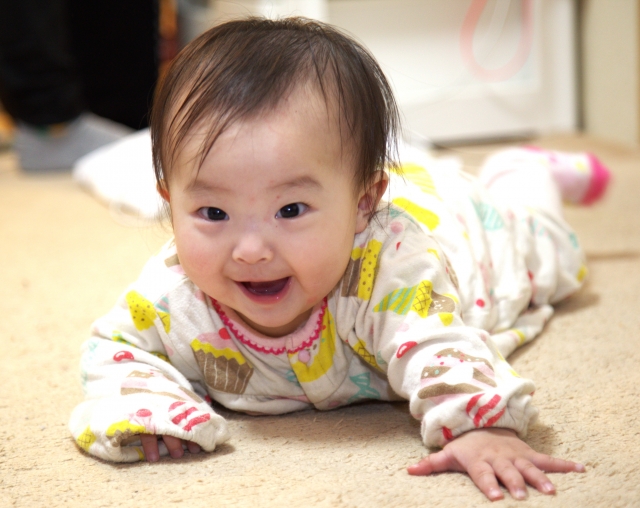 ハイハイする赤ちゃん