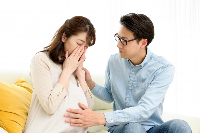 妊婦さんを気遣う夫