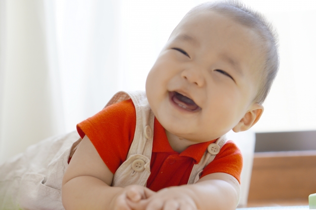 笑っている赤ちゃん