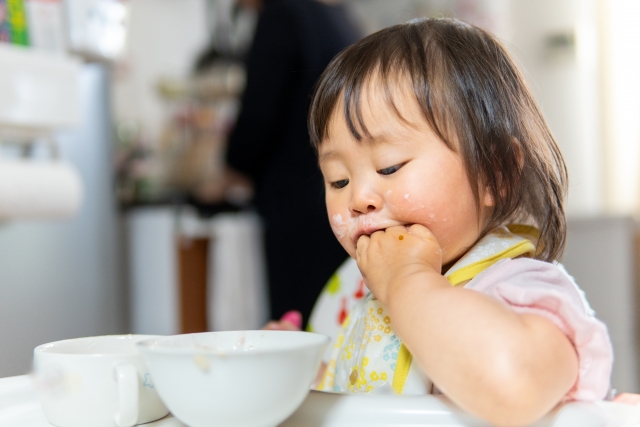 手でご飯を食べる赤ちゃん