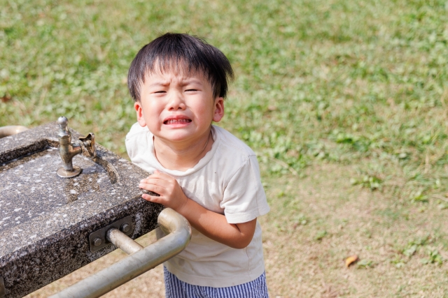 公園で泣く男の子