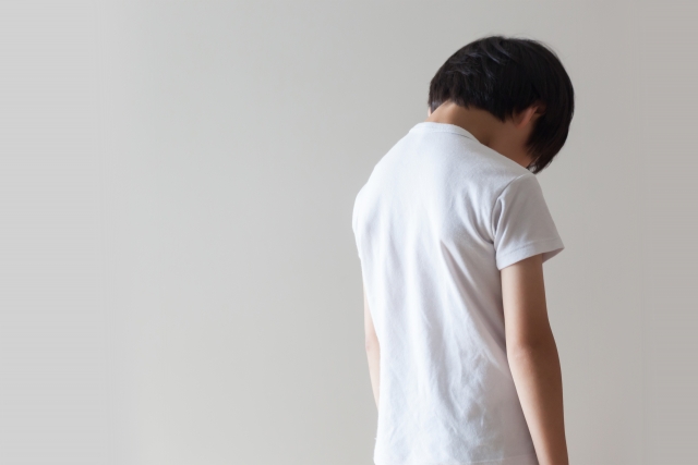 落ち込んでいる男の子の背中