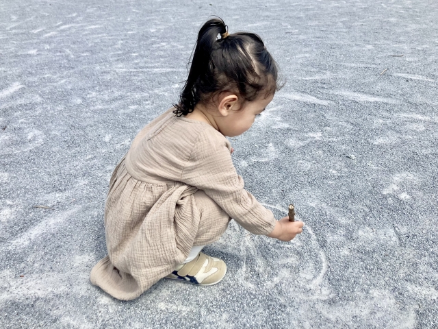 一人遊びをしている女のこ