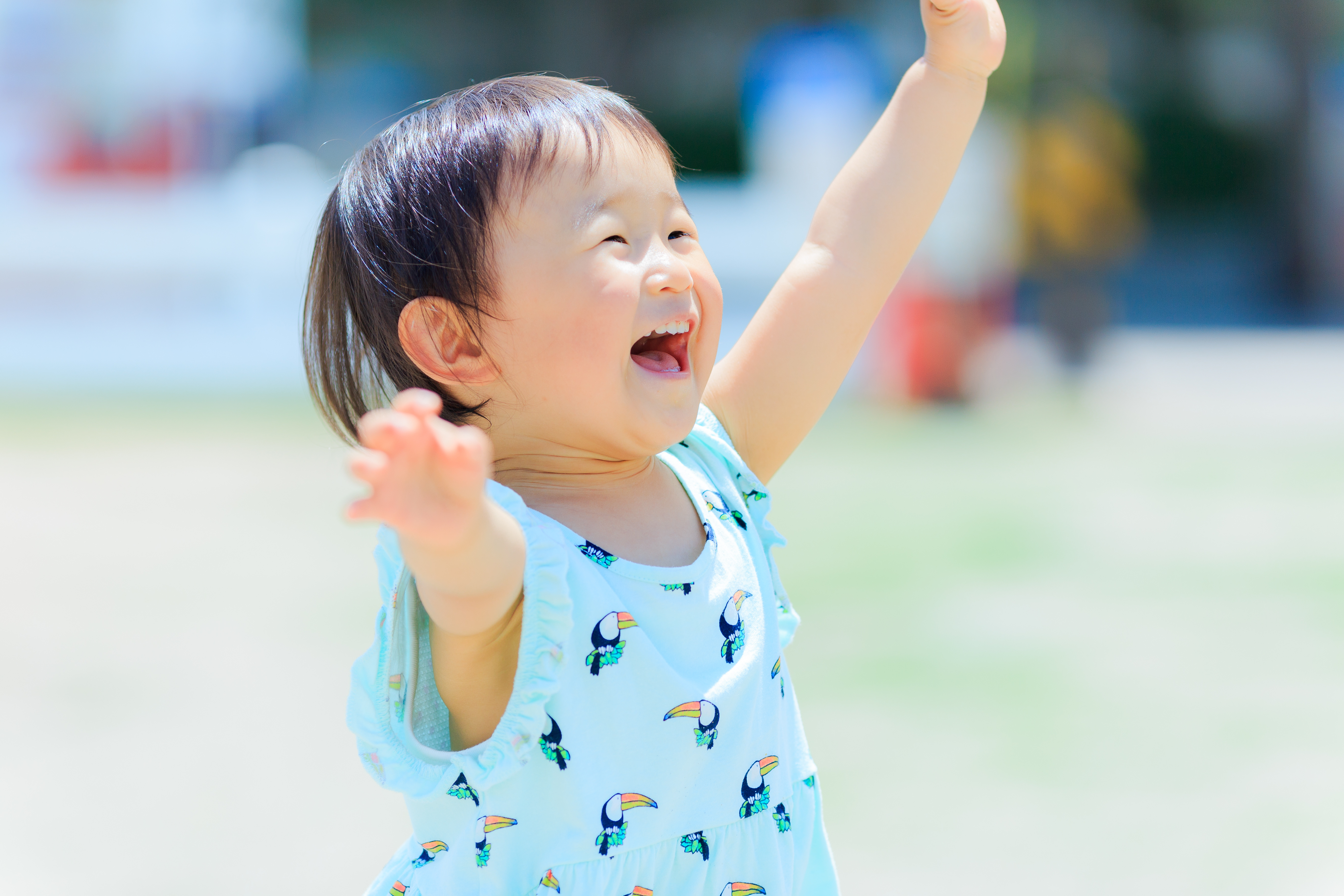 元気に遊んでいる子供