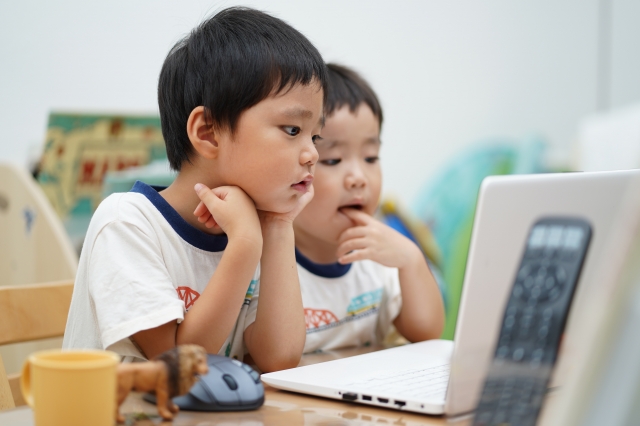 パソコンを見ている子供たち