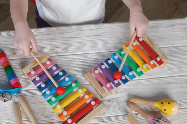 鉄琴をひく子供