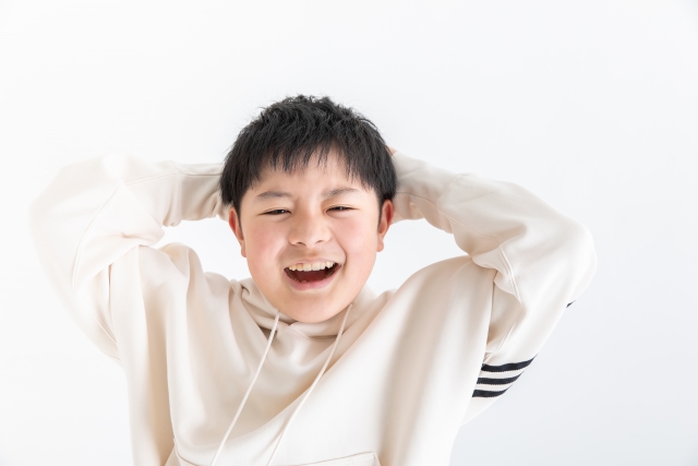 頭を抱え込みパニックになっている男の子