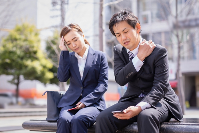 疲れている女性と男性