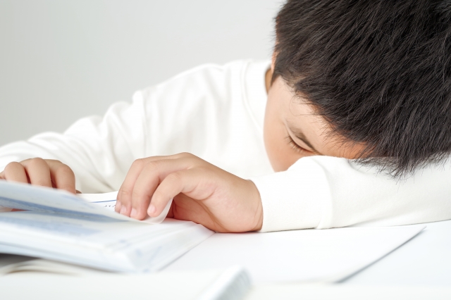居眠りしている子供
