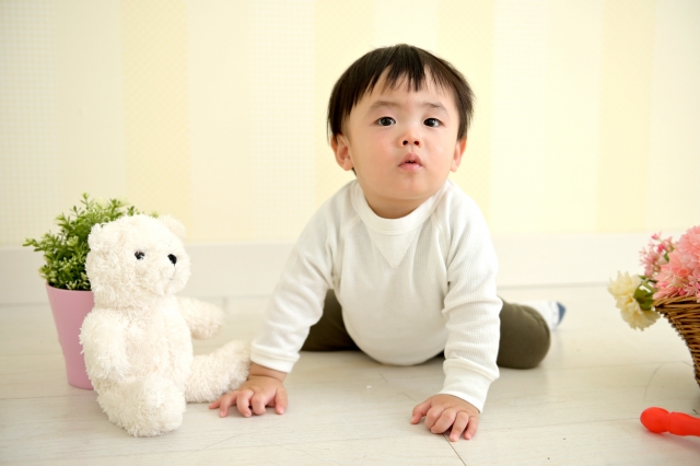 ハイハイする男の子