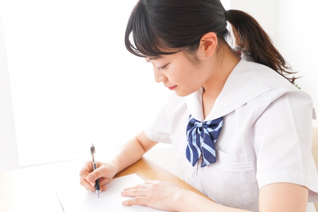 勉強する女子高校生
