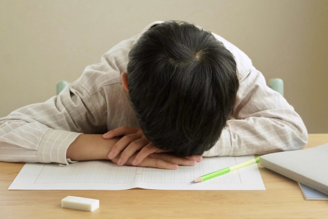 勉強中に寝る男のこ