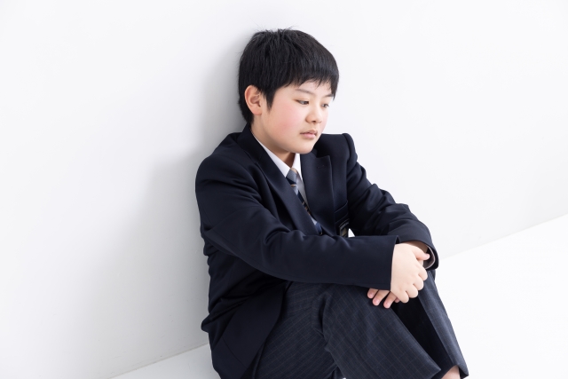 落ち込んでいる男子学生