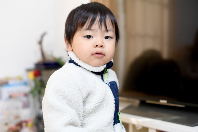 こっちを見ている男の子
