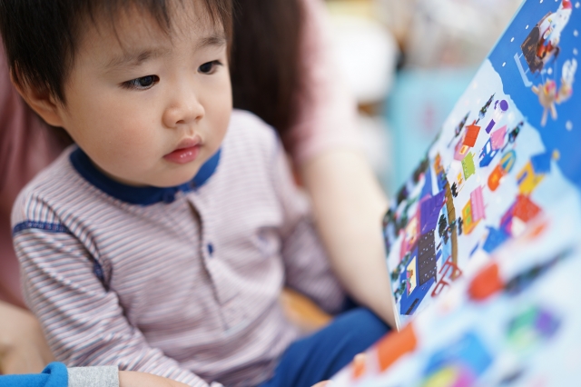 本を見ている男の子