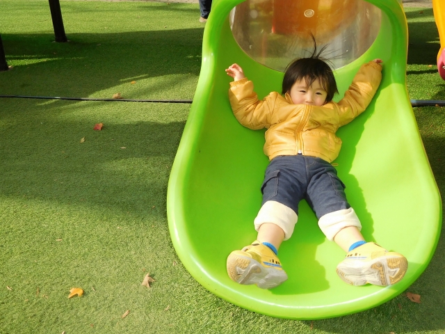 滑り台で遊ぶ男の子