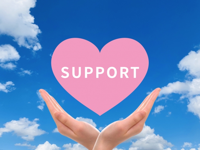 サポートを包むこむ手