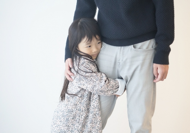 パパの足にしがみつく女の子