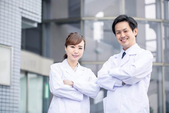 笑顔で腕組みをする先生