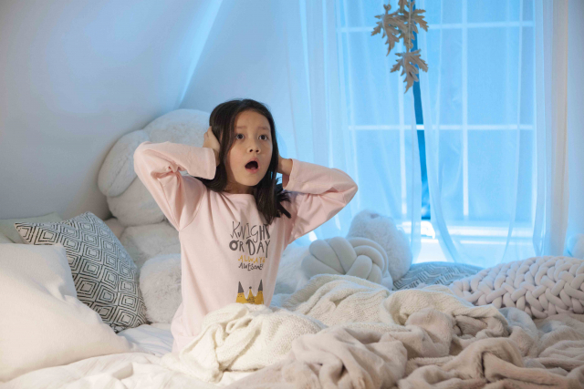 ベットの上で驚く女の子