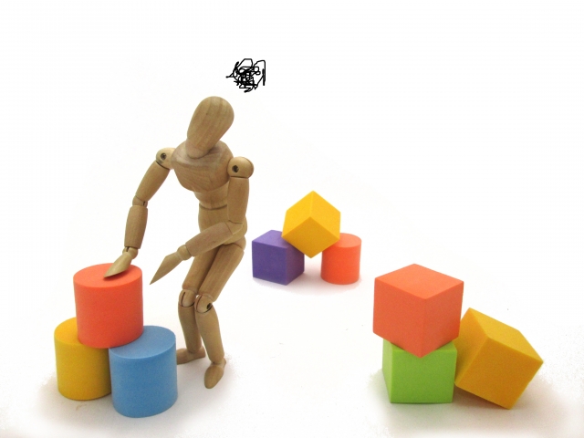 積み木を積む人形