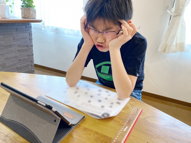 変顔をする男の子