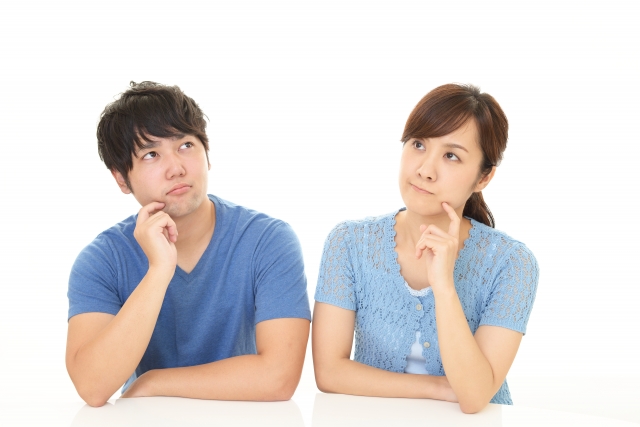 悩む男女