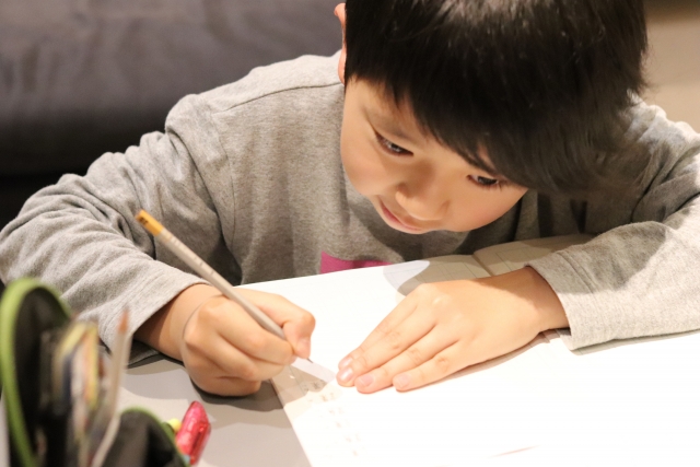 勉強をしている男の子