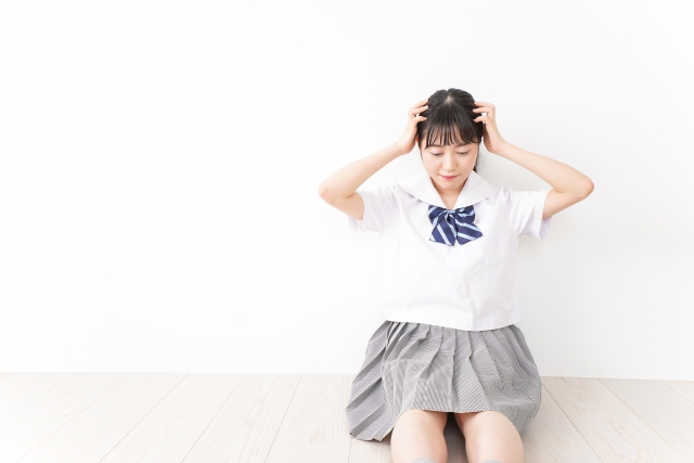 頭を抱える女子学生