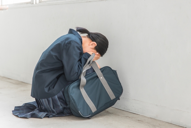 泣いている女子学生