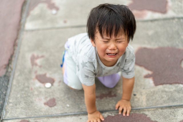 泣き崩れる男の子