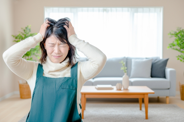 頭を抱えるお母さん