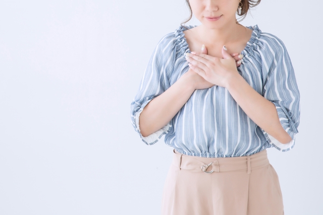 胸に手を当てている女性