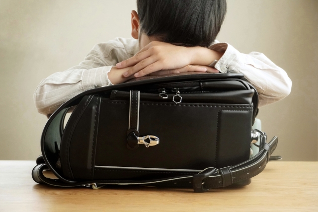 ランドセルに顔を埋める男の子