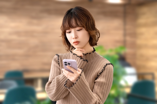 スマホを見ている女性