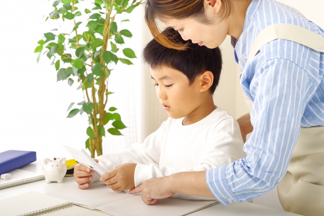 お母さんと勉強している男の子