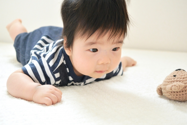 うつ伏せの赤ちゃん
