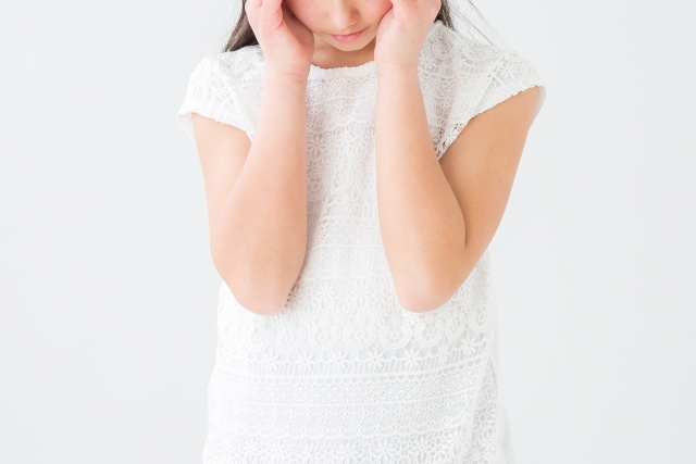 悩んでいる女のこ