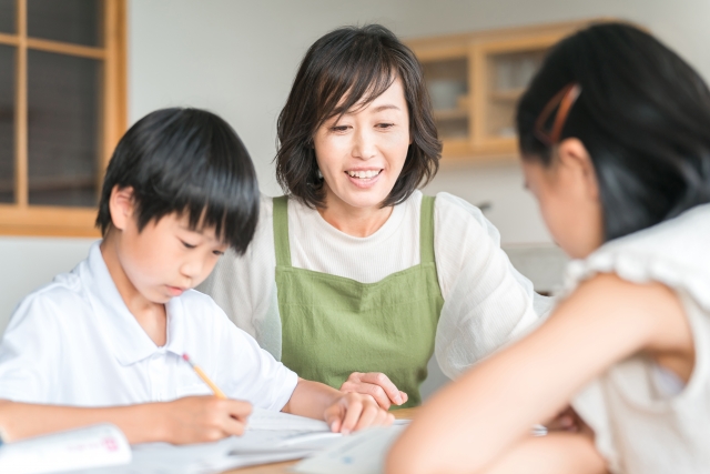 子供に勉強を教えるお母さん