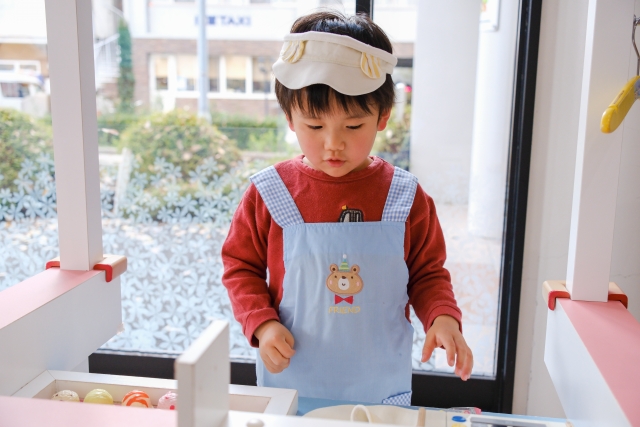 エプロンをつけて遊ぶ男の子