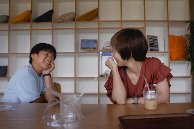 笑顔で会話する親子