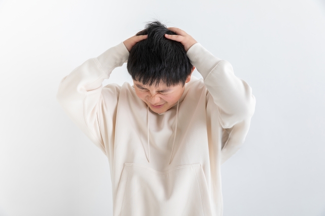 頭を抱える男性