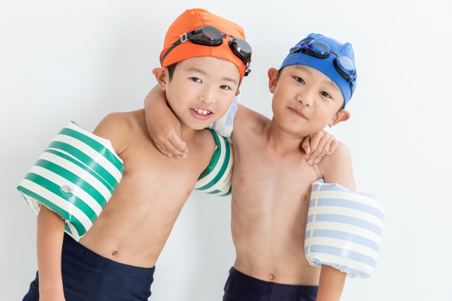 水着の仲のいい男の子達