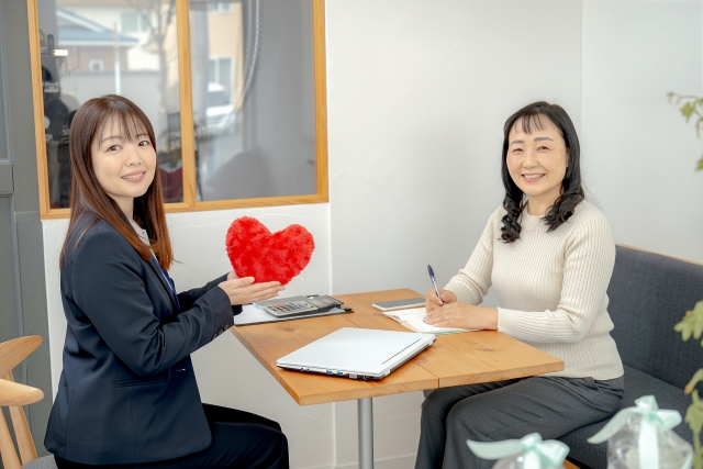 ハートを送る女性