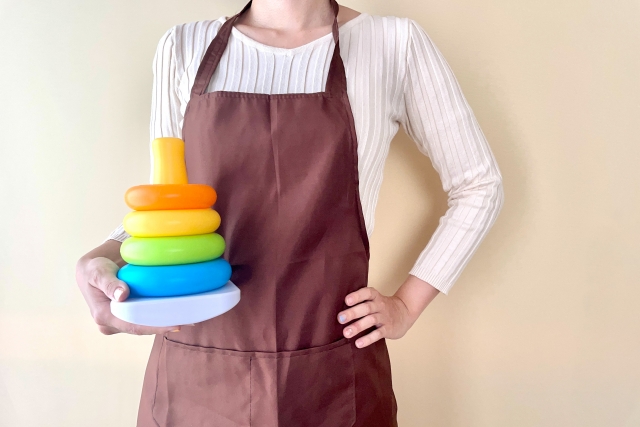 おもちゃを持っているお母さん